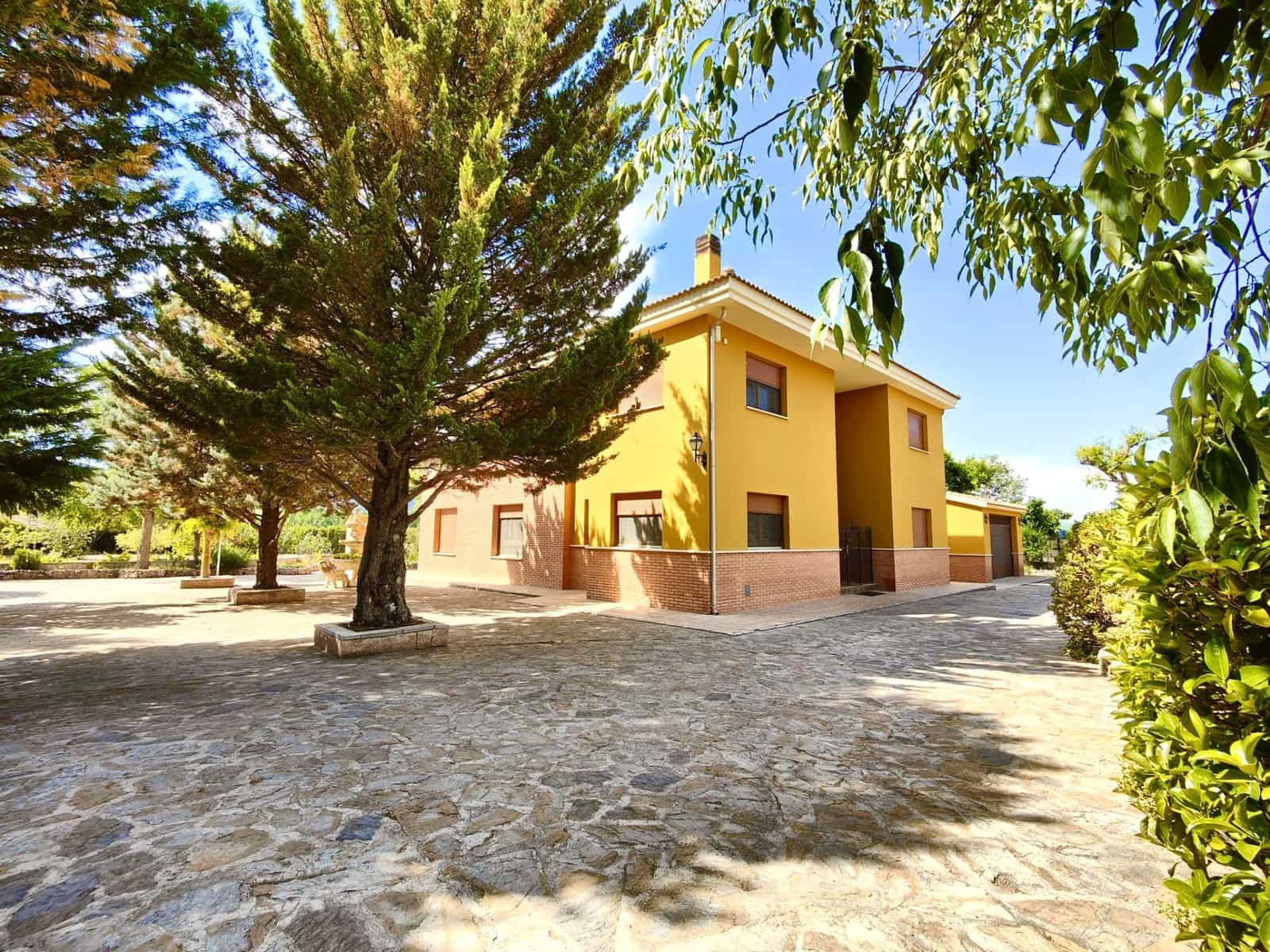 5 bedroom Villa for sale in Alcoy / Alcoi with pool garage - € 430,000 (Ref: 9911168)