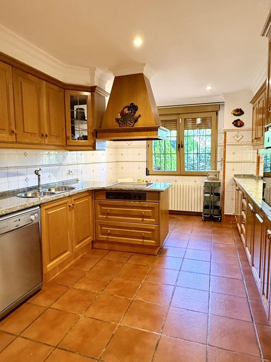 4 bedroom Villa for sale in Cocentaina with pool garage - € 695,000 (Ref: 9913274)