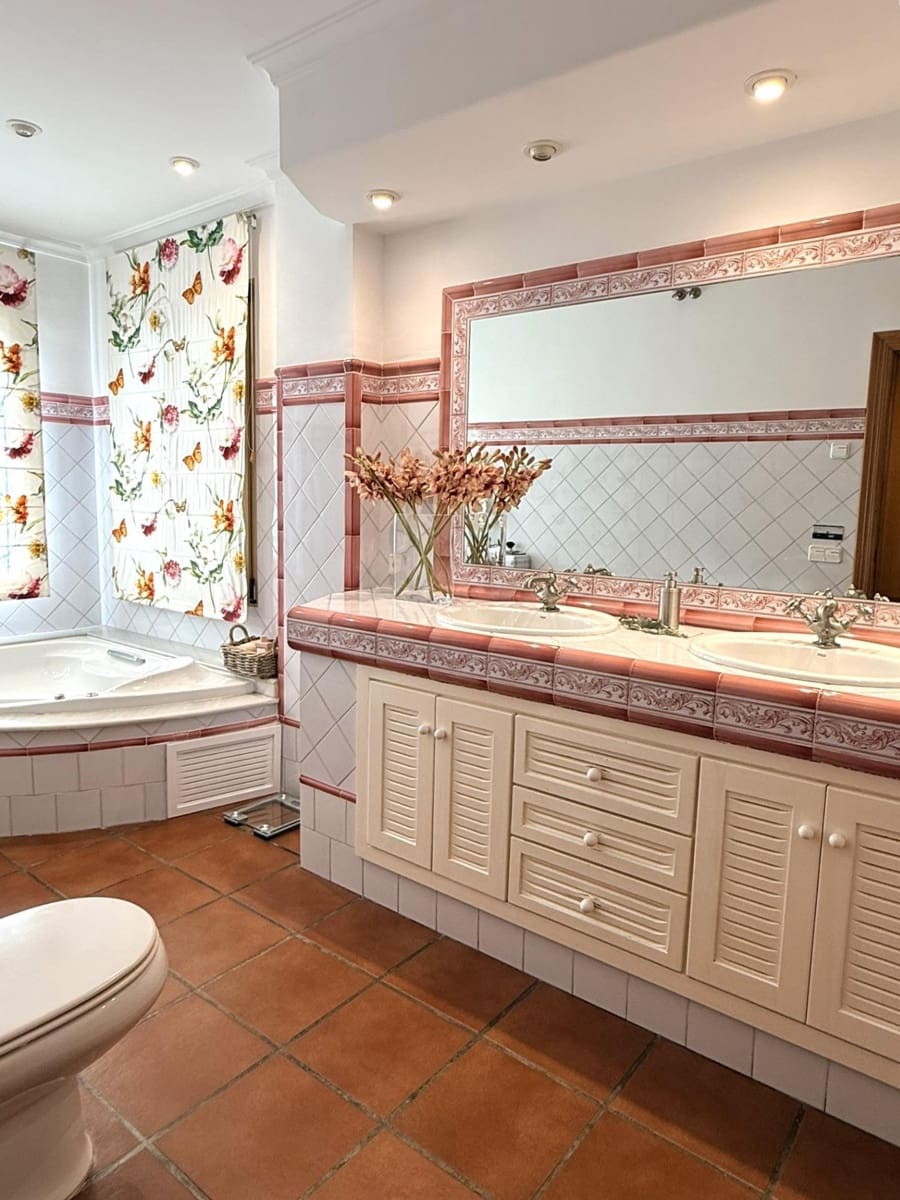 4 bedroom Villa for sale in Cocentaina with pool garage - € 695,000 (Ref: 9913274)