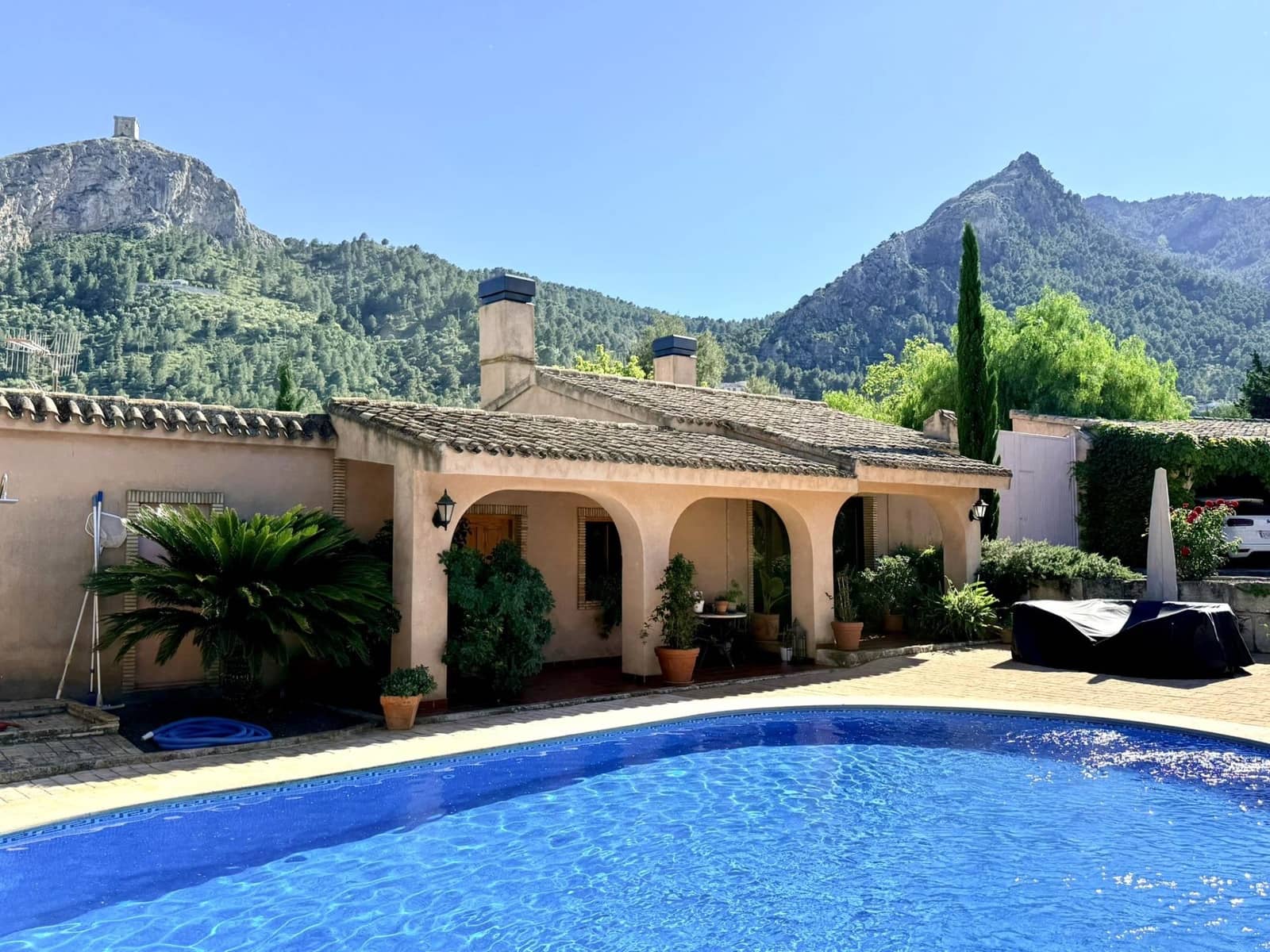 4 bedroom Villa for sale in Cocentaina with pool garage - € 695,000 (Ref: 9913274)