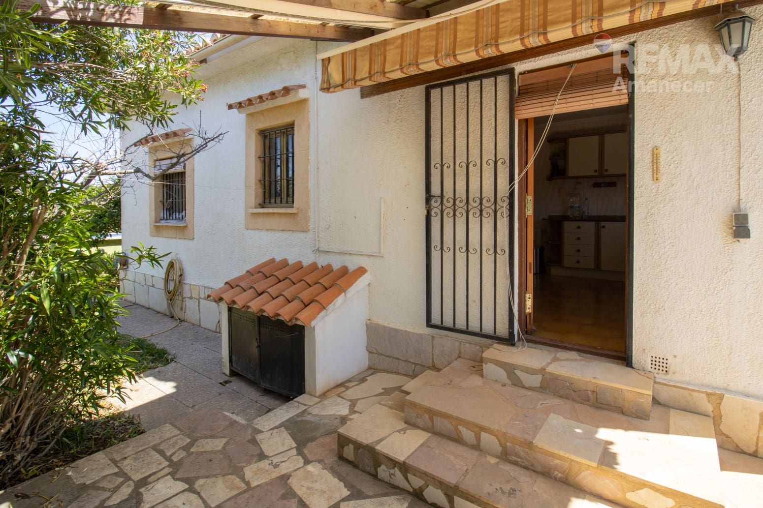 3 bedroom Villa for sale in Denia with pool garage - € 250,000 (Ref: 9834671)