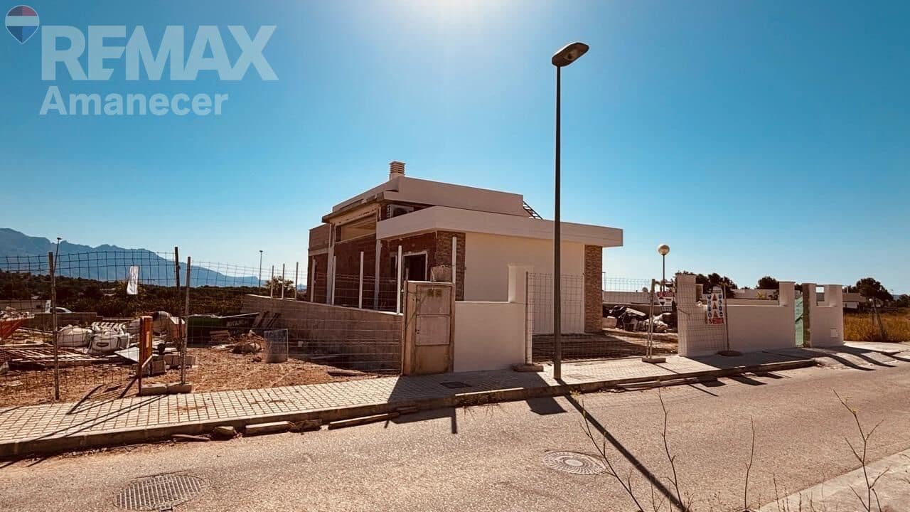 3 bedroom Villa for sale in Polop with garage - € 590,000 (Ref: 9847517)