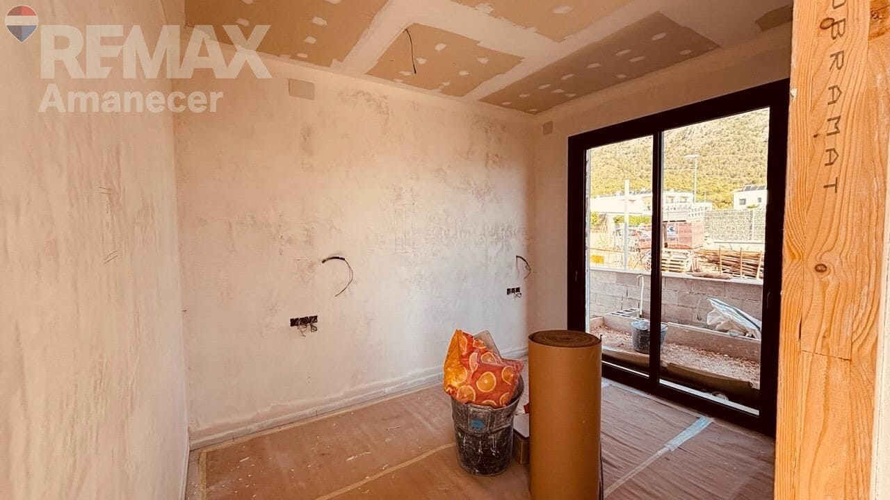 3 bedroom Villa for sale in Polop with garage - € 590,000 (Ref: 9847517)