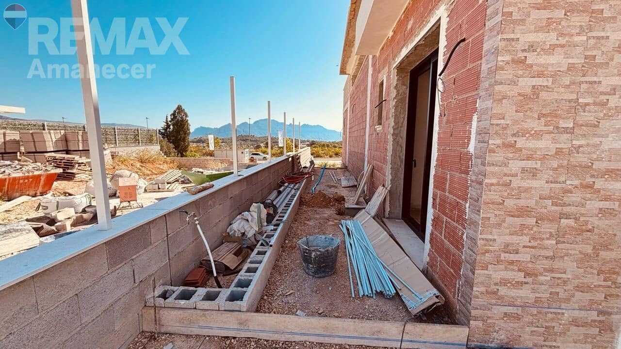 3 bedroom Villa for sale in Polop with garage - € 590,000 (Ref: 9847517)