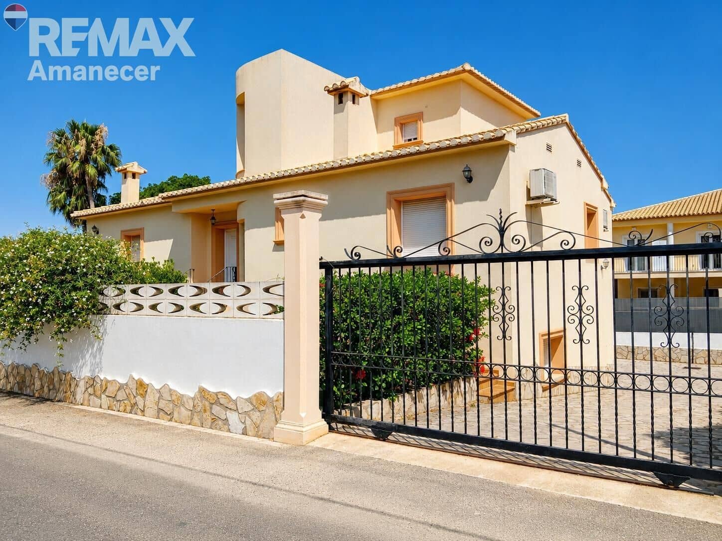 5 bedroom Villa for sale in Denia with pool garage - € 790,000 (Ref: 9938210)