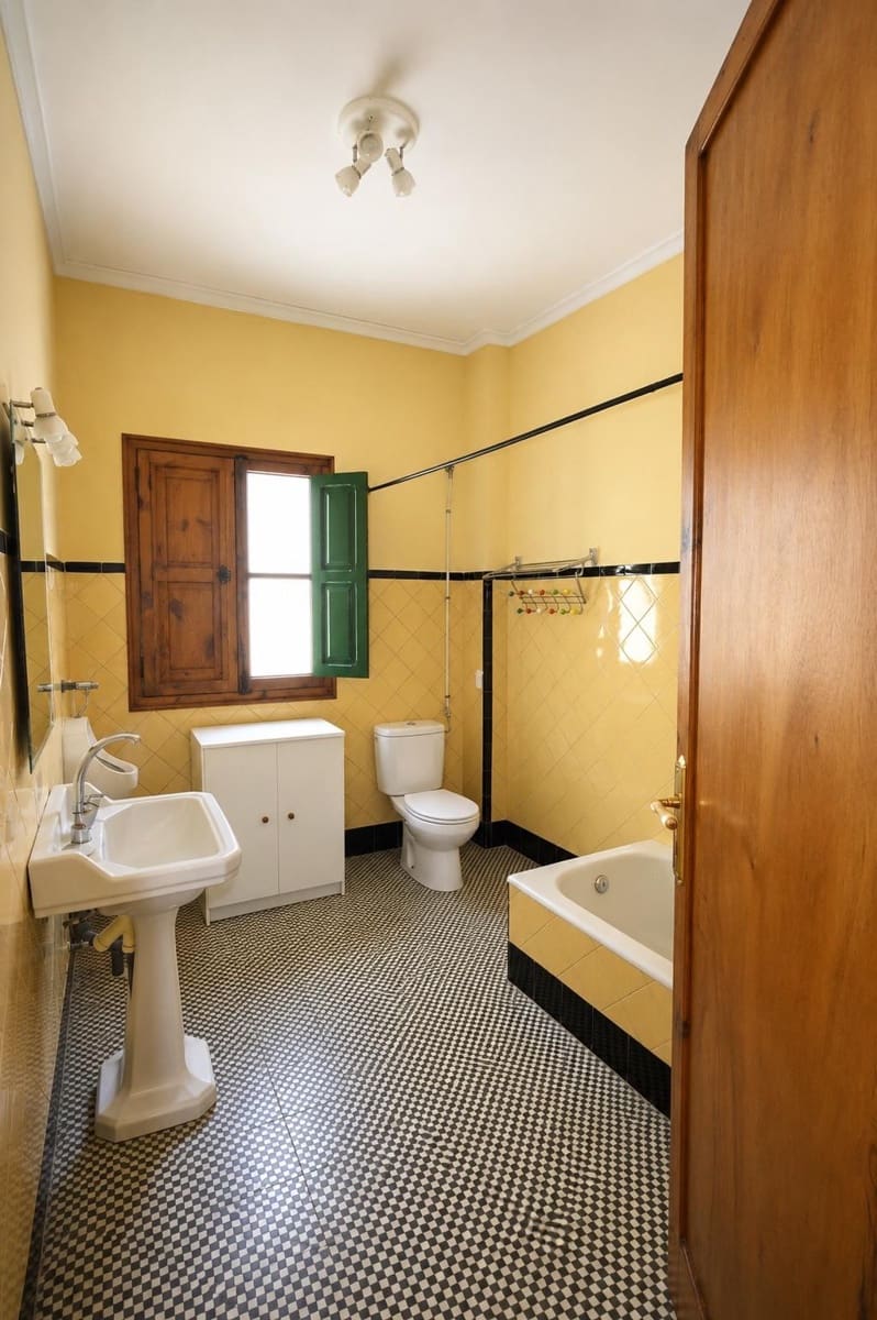 6 bedroom Commercial for sale in Denia - € 850,000 (Ref: 9949809)
