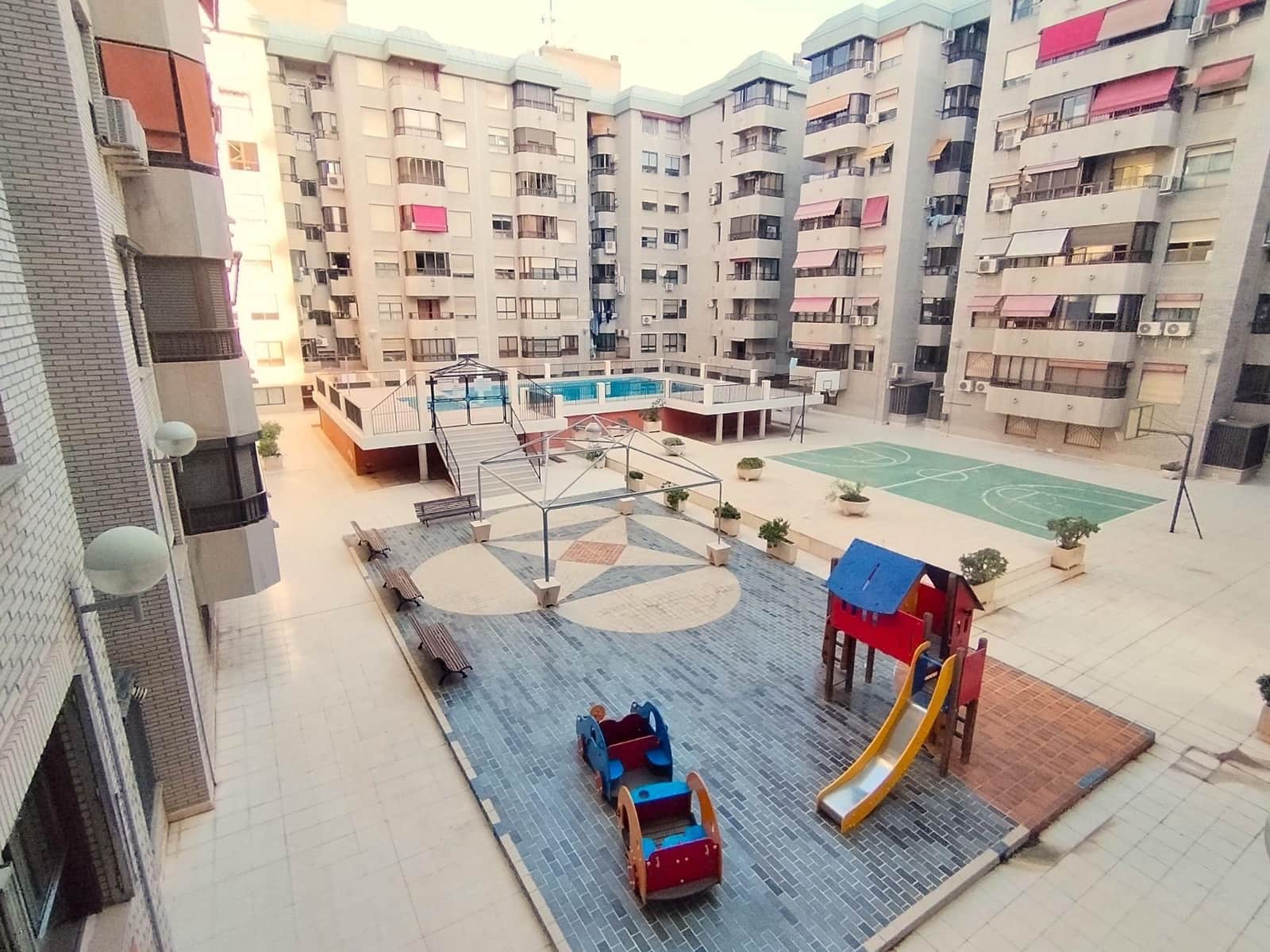 4 bedroom Flat for sale in Alicante / Alacant city with pool garage - € 425,000 (Ref: 9438107)