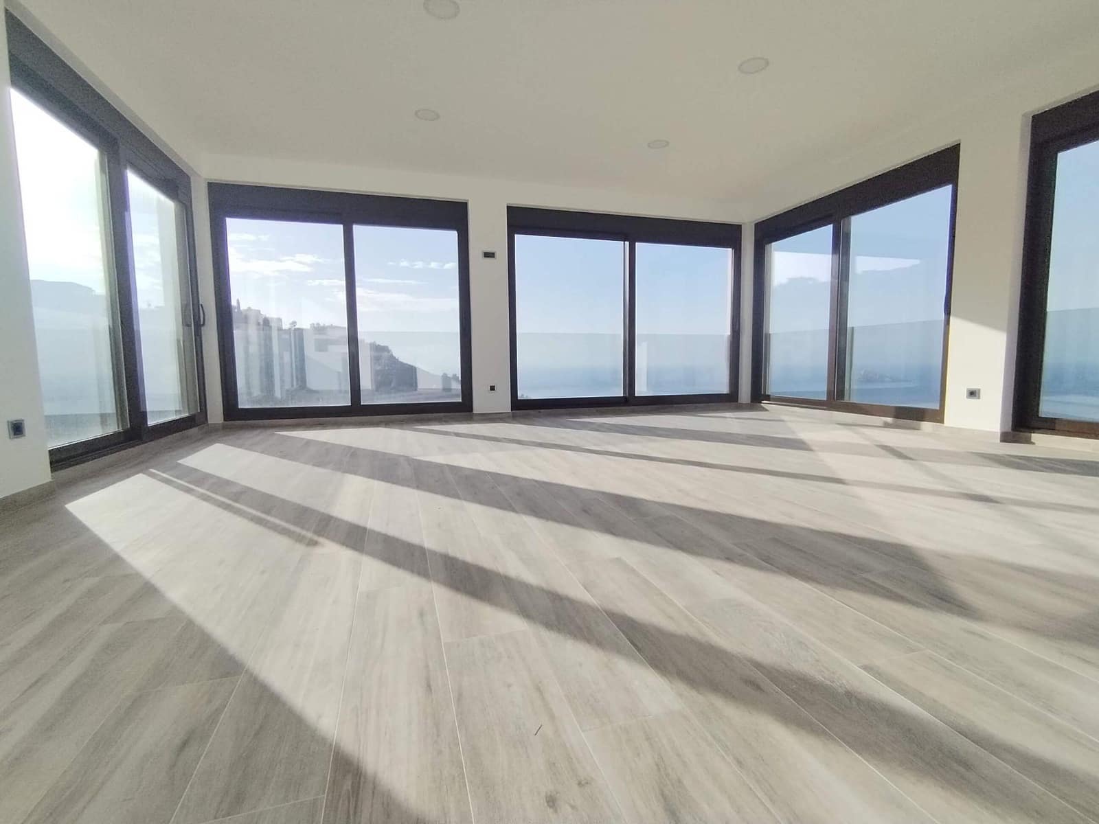 4 bedroom Villa for sale in Benidorm with pool garage - € 3,100,000 (Ref: 9438121)