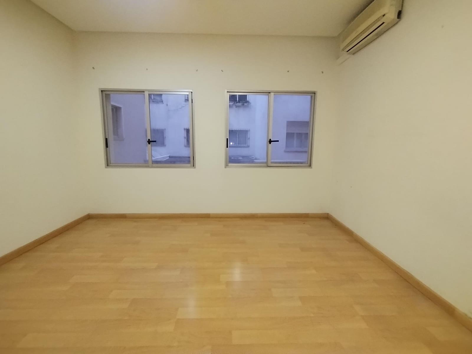 Kontor til leje i Alicante by - € 950 (Ref: 9568998)