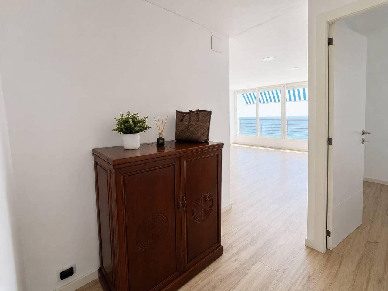 2 bedroom Flat for sale in Alicante / Alacant city - € 399,000 (Ref: 9916040)