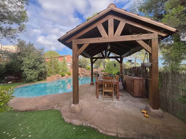 Chalet de 4 habitaciones en Begues en venta con piscina garaje - 850.000 € (Ref: 10048163)