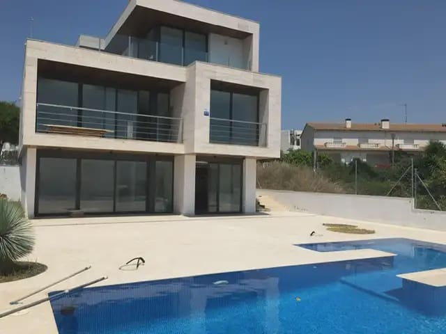 4 bedroom Villa for rent in El Vendrell with pool garage - € 3,000 (Ref: 10048165)