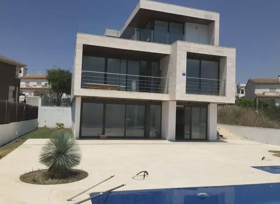 4 bedroom Villa for rent in El Vendrell with pool garage - € 3,000 (Ref: 10048165)