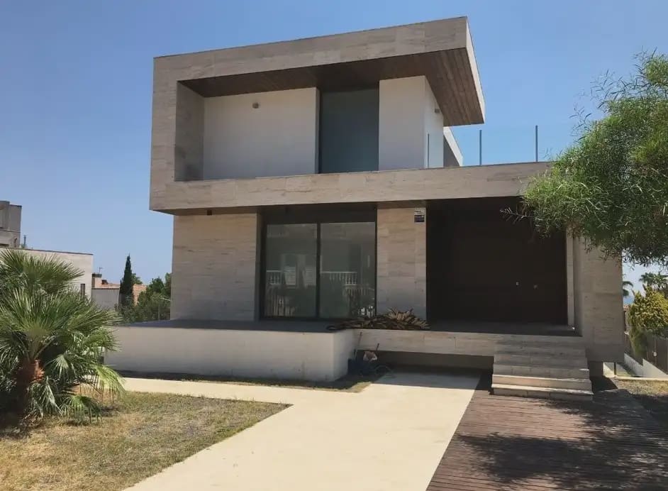 4 bedroom Villa for rent in El Vendrell with pool garage - € 3,000 (Ref: 10048165)