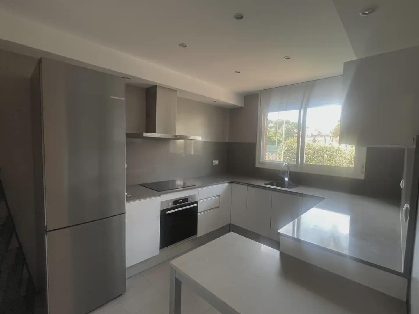4 sovrum Hus att hyra i Gava med pool garage - 4 800 € (Ref: 10048169)
