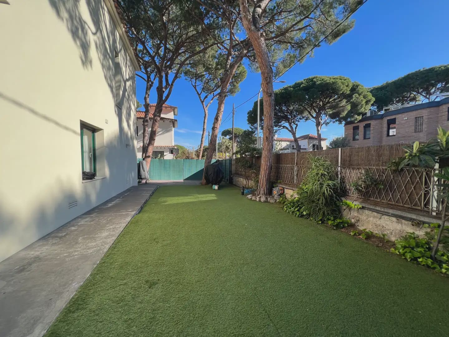 5 bedroom Villa for rent in Castelldefels with garage - € 6,200 (Ref: 10048173)