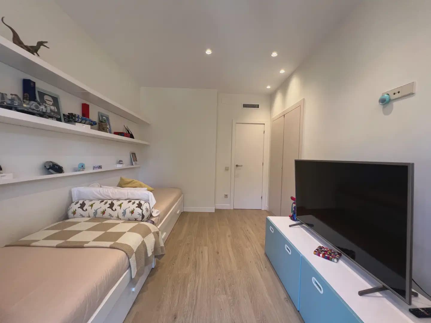 5 bedroom Villa for rent in Castelldefels with garage - € 6,200 (Ref: 10048173)