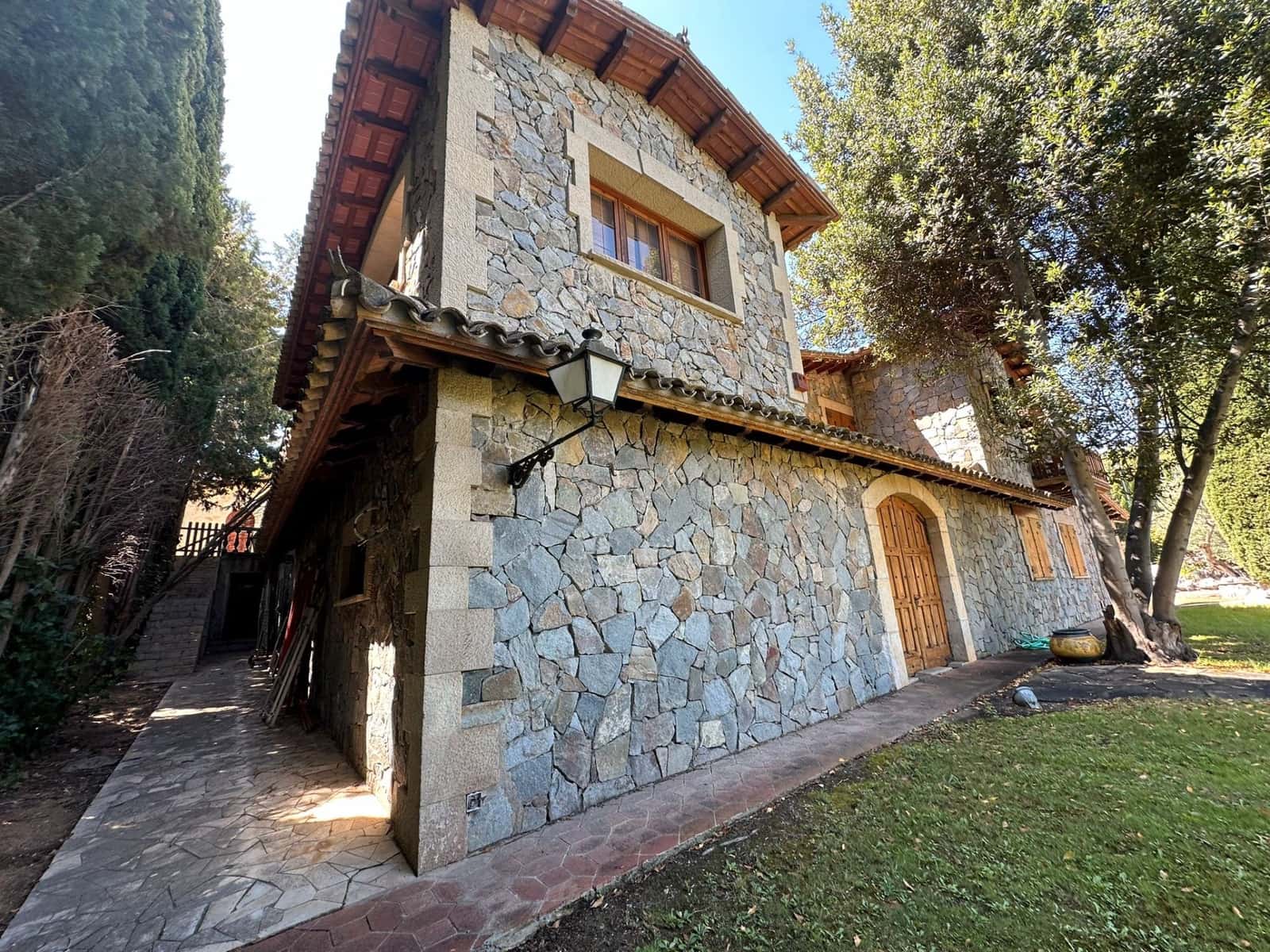 5 bedroom Villa for sale in Castellvi de Rosanes with pool garage - € 670,000 (Ref: 8897488)