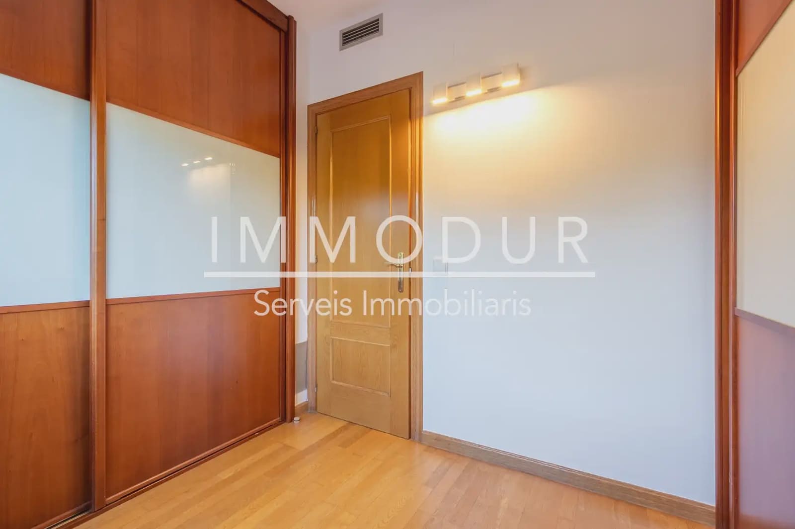4 slaapkamer Flat te huur in Gava met zwembad garage - € 3.390 (Ref: 8942103)