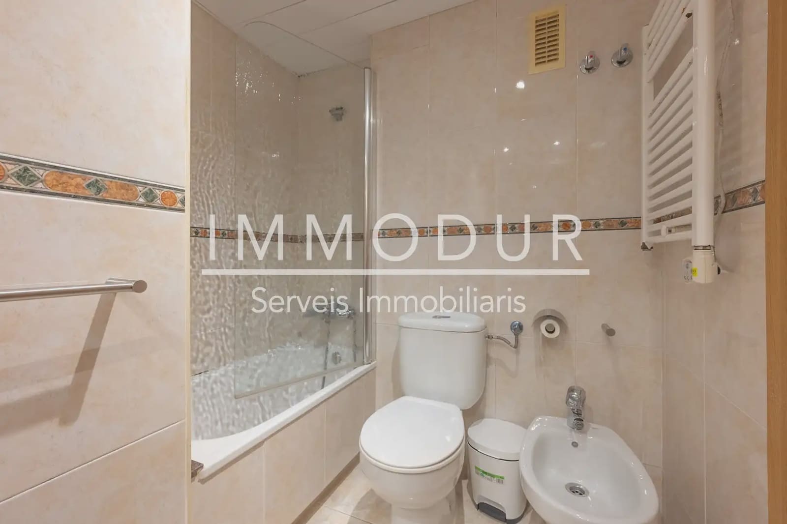 4 slaapkamer Flat te huur in Gava met zwembad garage - € 3.390 (Ref: 8942103)