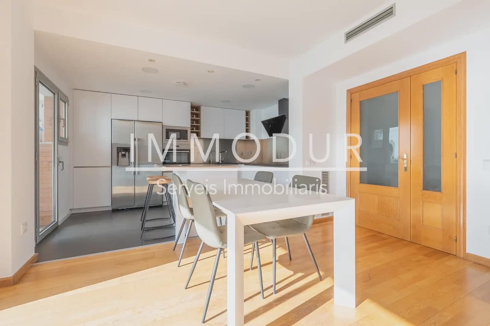 4 slaapkamer Flat te huur in Gava met zwembad garage - € 3.390 (Ref: 8942103)
