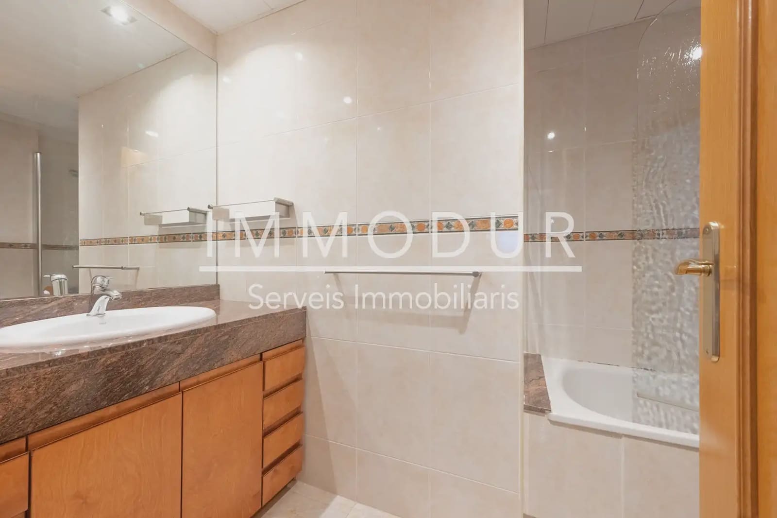 4 slaapkamer Flat te huur in Gava met zwembad garage - € 3.390 (Ref: 8942103)