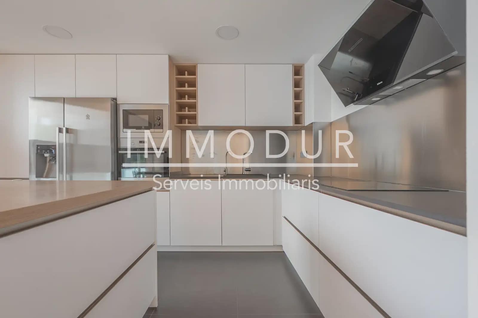 4 slaapkamer Flat te huur in Gava met zwembad garage - € 3.390 (Ref: 8942103)