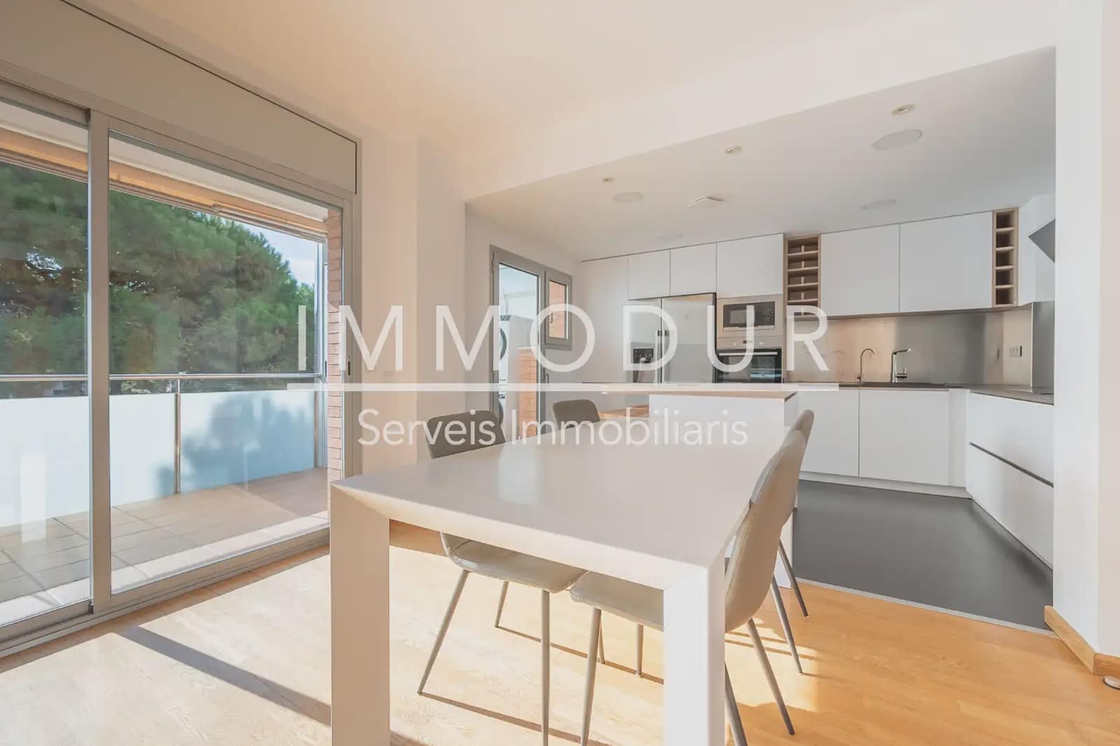 4 slaapkamer Flat te huur in Gava met zwembad garage - € 3.390 (Ref: 8942103)