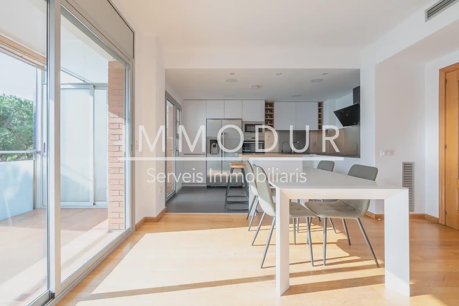 4 slaapkamer Flat te huur in Gava met zwembad garage - € 3.390 (Ref: 8942103)