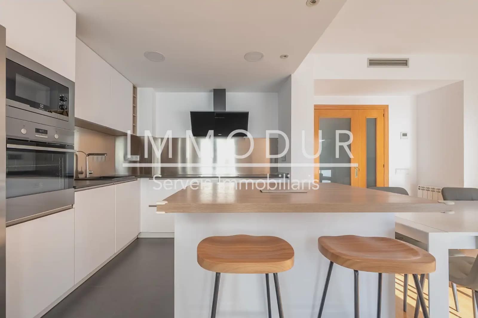 4 slaapkamer Flat te huur in Gava met zwembad garage - € 3.390 (Ref: 8942103)