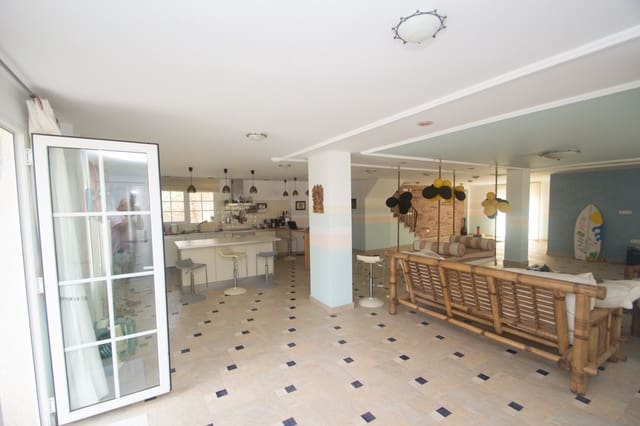 7 bedroom Villa for sale in Blue Lagoon with pool garage - € 1,120,000 (Ref: 8981510)