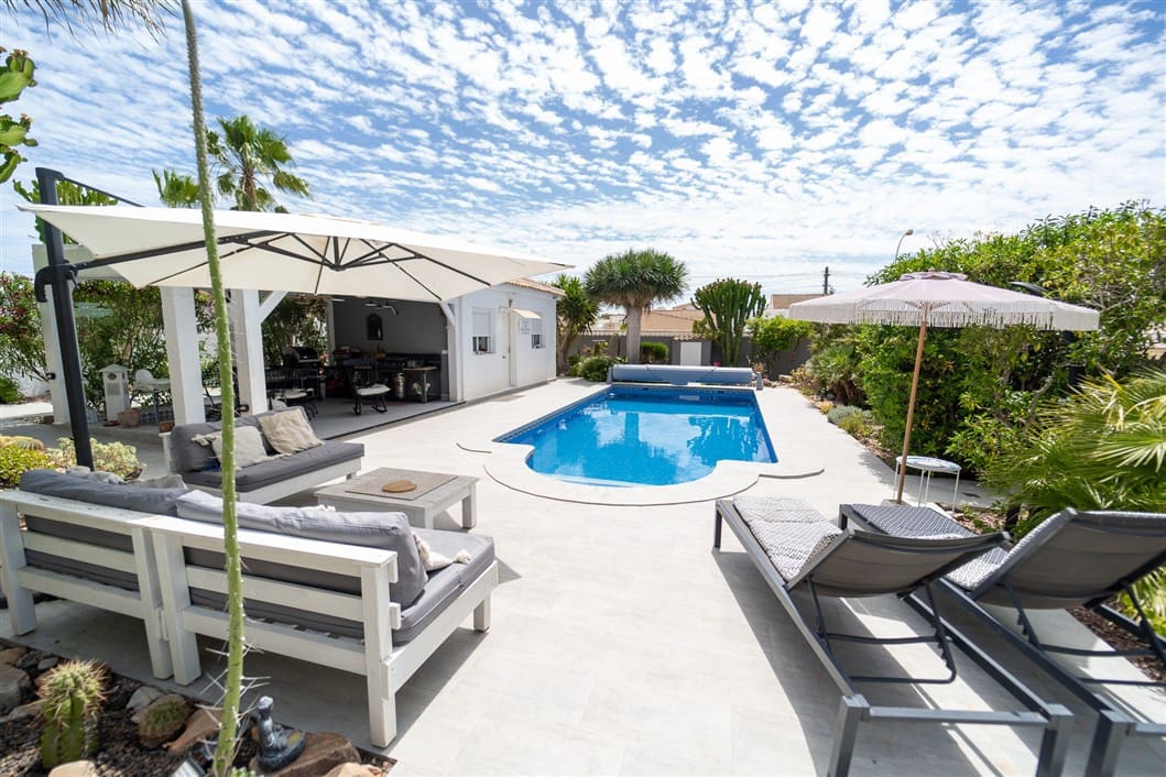 4 sypialnia Willa na sprzedaż w Torrevieja z basenem - 495 000 € (Ref: 9528136)