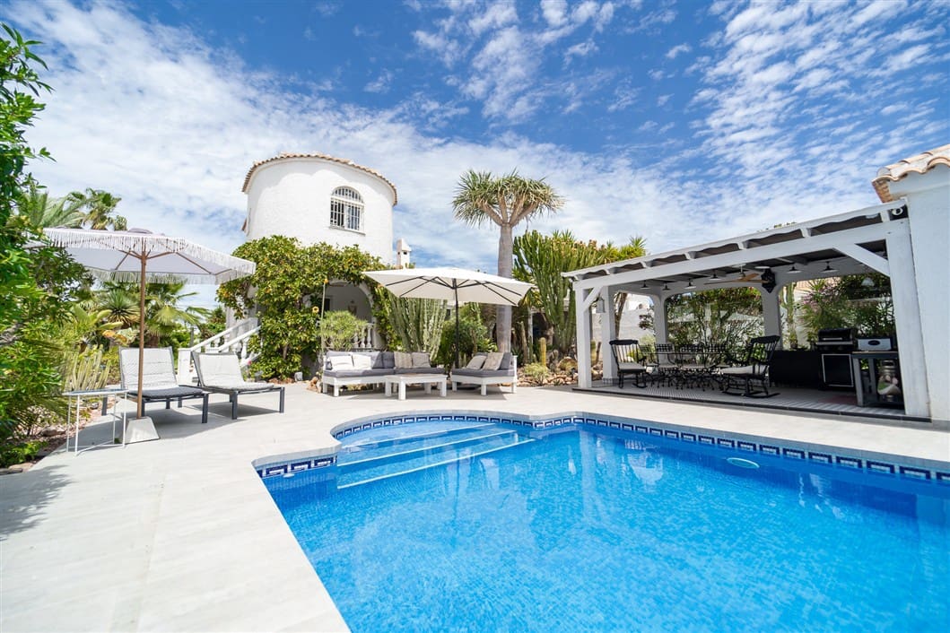 4 sypialnia Willa na sprzedaż w Torrevieja z basenem - 495 000 € (Ref: 9528136)