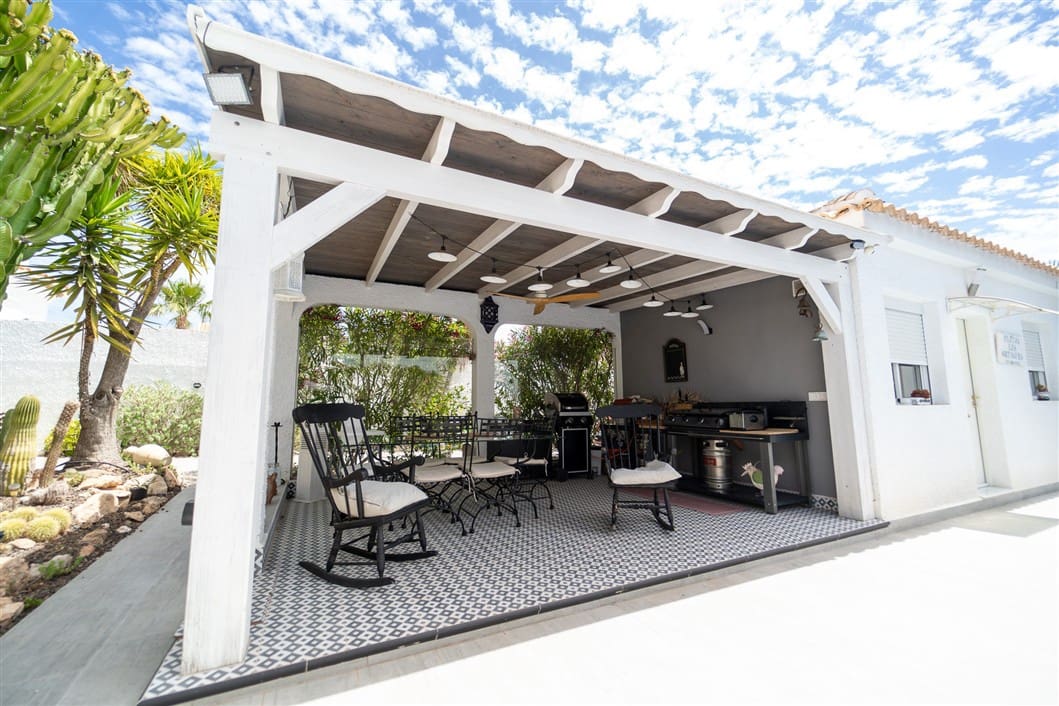 4 sypialnia Willa na sprzedaż w Torrevieja z basenem - 495 000 € (Ref: 9528136)