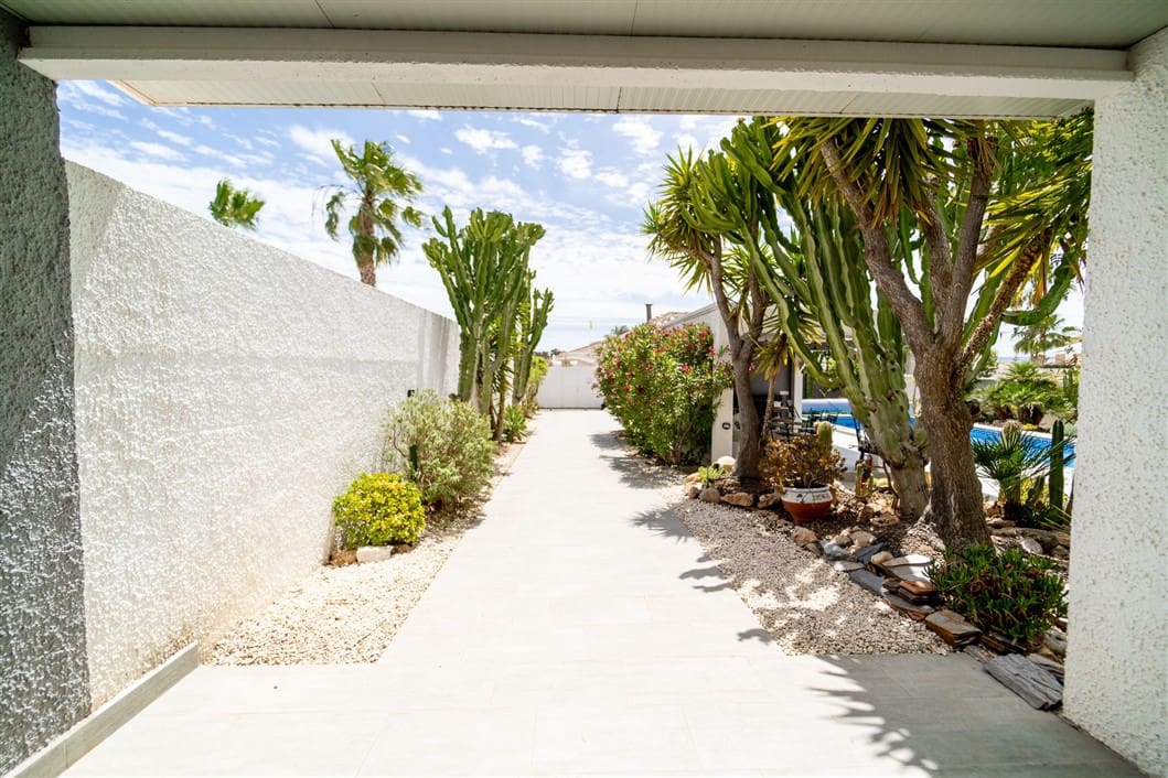 4 sypialnia Willa na sprzedaż w Torrevieja z basenem - 495 000 € (Ref: 9528136)