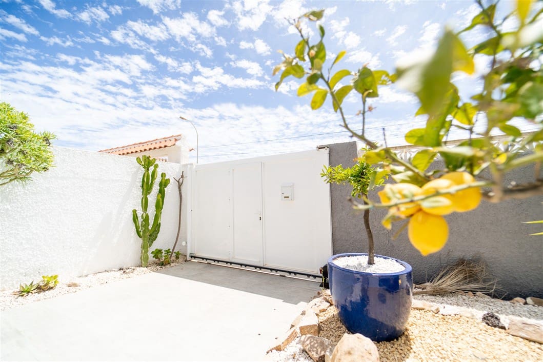 4 sypialnia Willa na sprzedaż w Torrevieja z basenem - 495 000 € (Ref: 9528136)