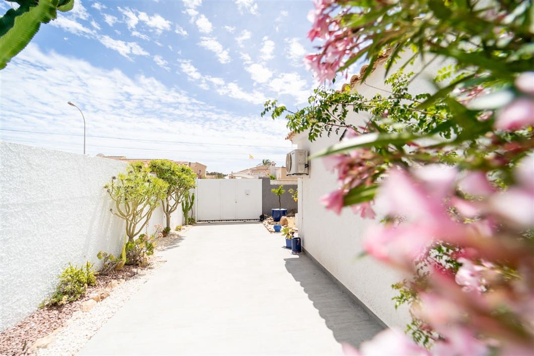 4 sypialnia Willa na sprzedaż w Torrevieja z basenem - 495 000 € (Ref: 9528136)