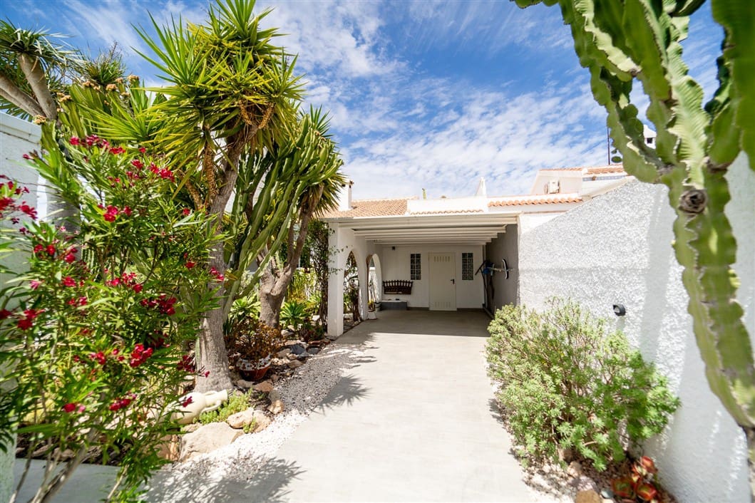 4 sypialnia Willa na sprzedaż w Torrevieja z basenem - 495 000 € (Ref: 9528136)