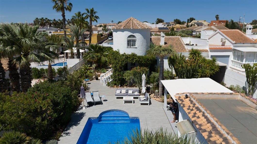 4 sypialnia Willa na sprzedaż w Torrevieja z basenem - 495 000 € (Ref: 9528136)