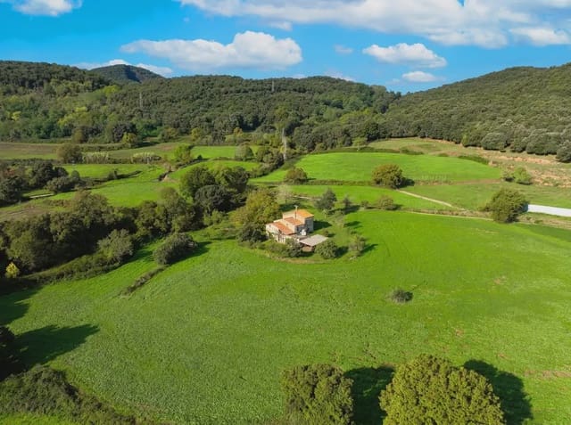 3 bedroom Finca/Country House for sale in Santa Pau with garage - € 450,000 (Ref: 10186249)