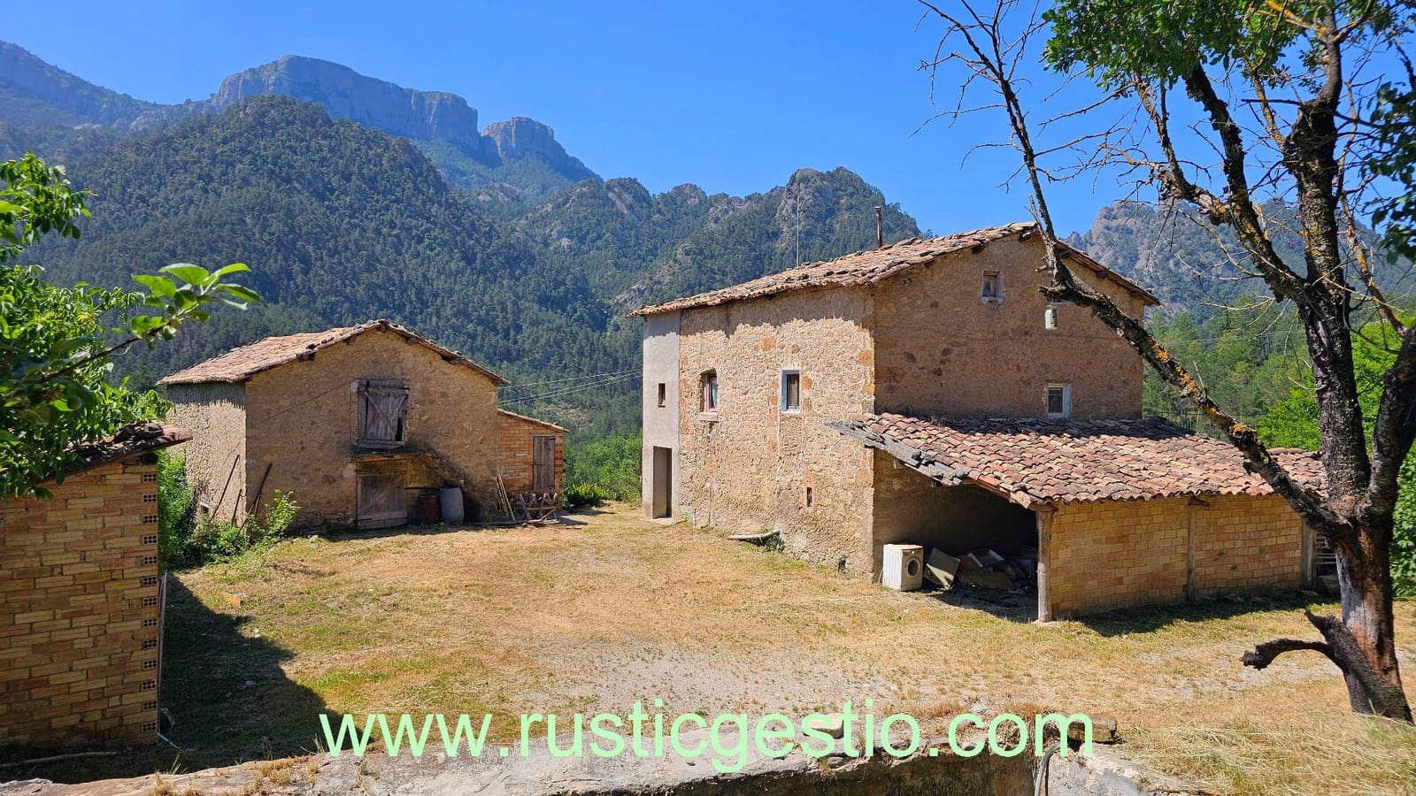 5 soveværelse Finca/Landehus til salg i Guixers med garage - € 425.000 (Ref: 9168647)