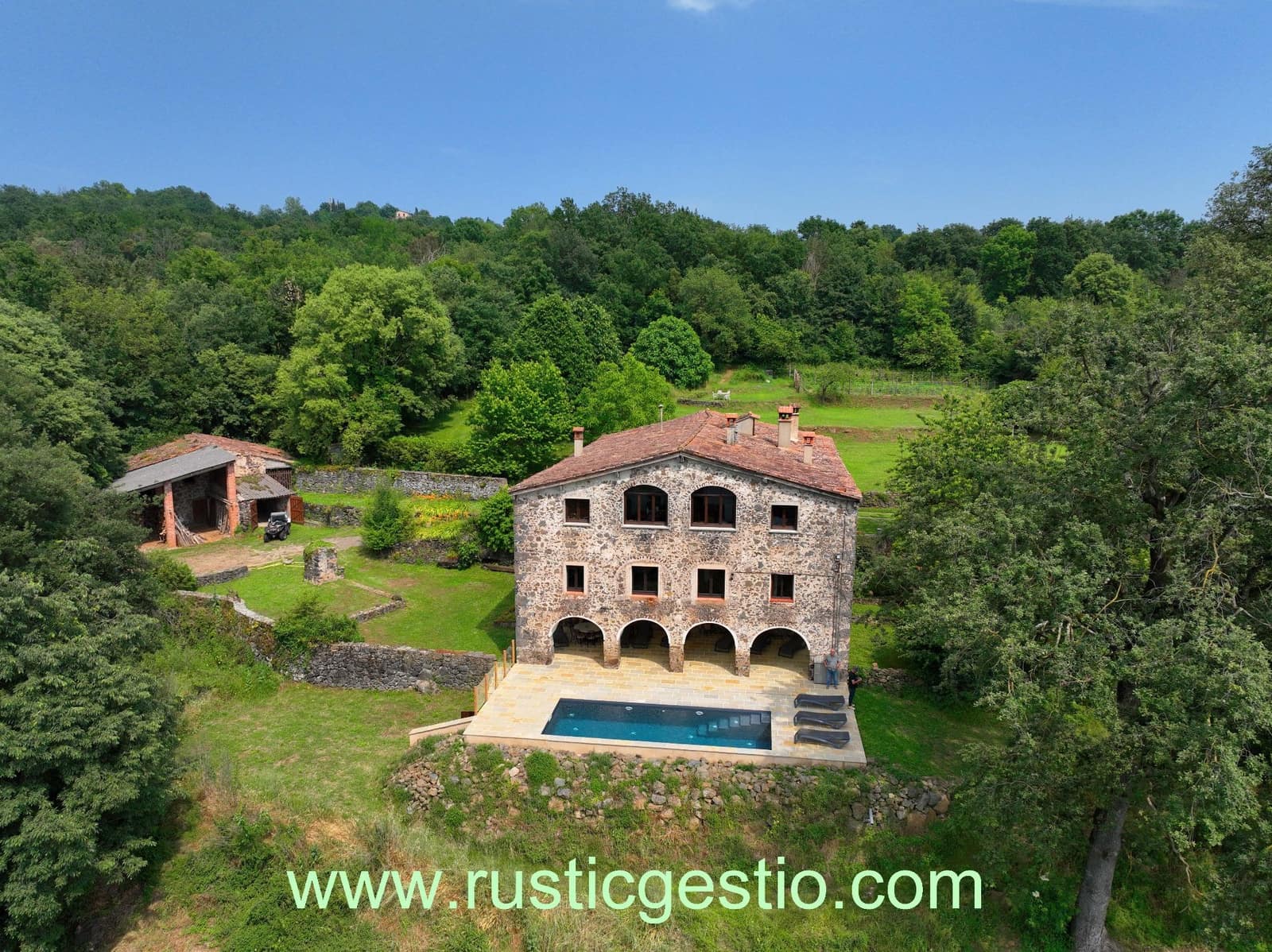 8 soveværelse Finca/Landehus til salg i Olot med swimmingpool garage - € 1.050.000 (Ref: 9168650)