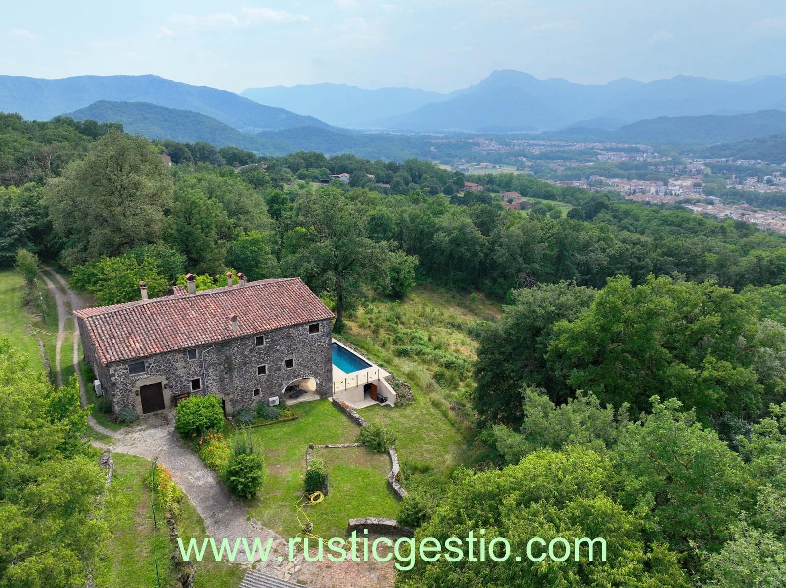 8 soveværelse Finca/Landehus til salg i Olot med swimmingpool garage - € 1.050.000 (Ref: 9168650)