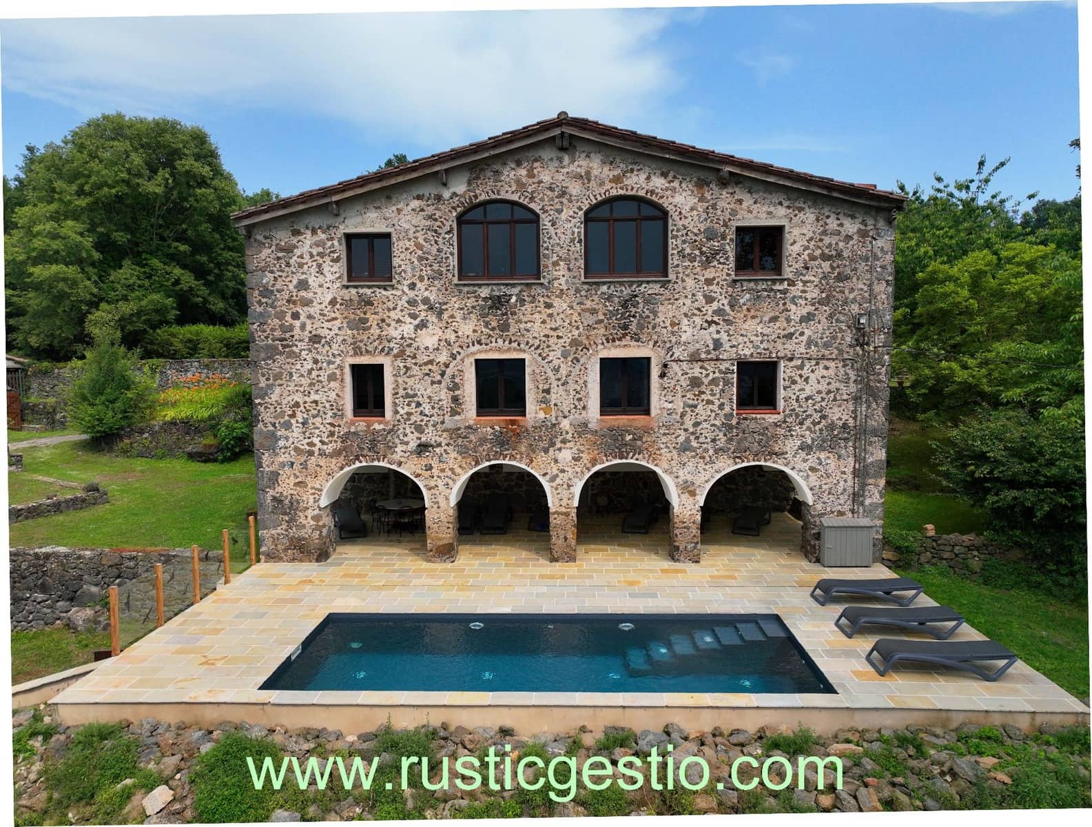 8 soveværelse Finca/Landehus til salg i Olot med swimmingpool garage - € 1.050.000 (Ref: 9168650)