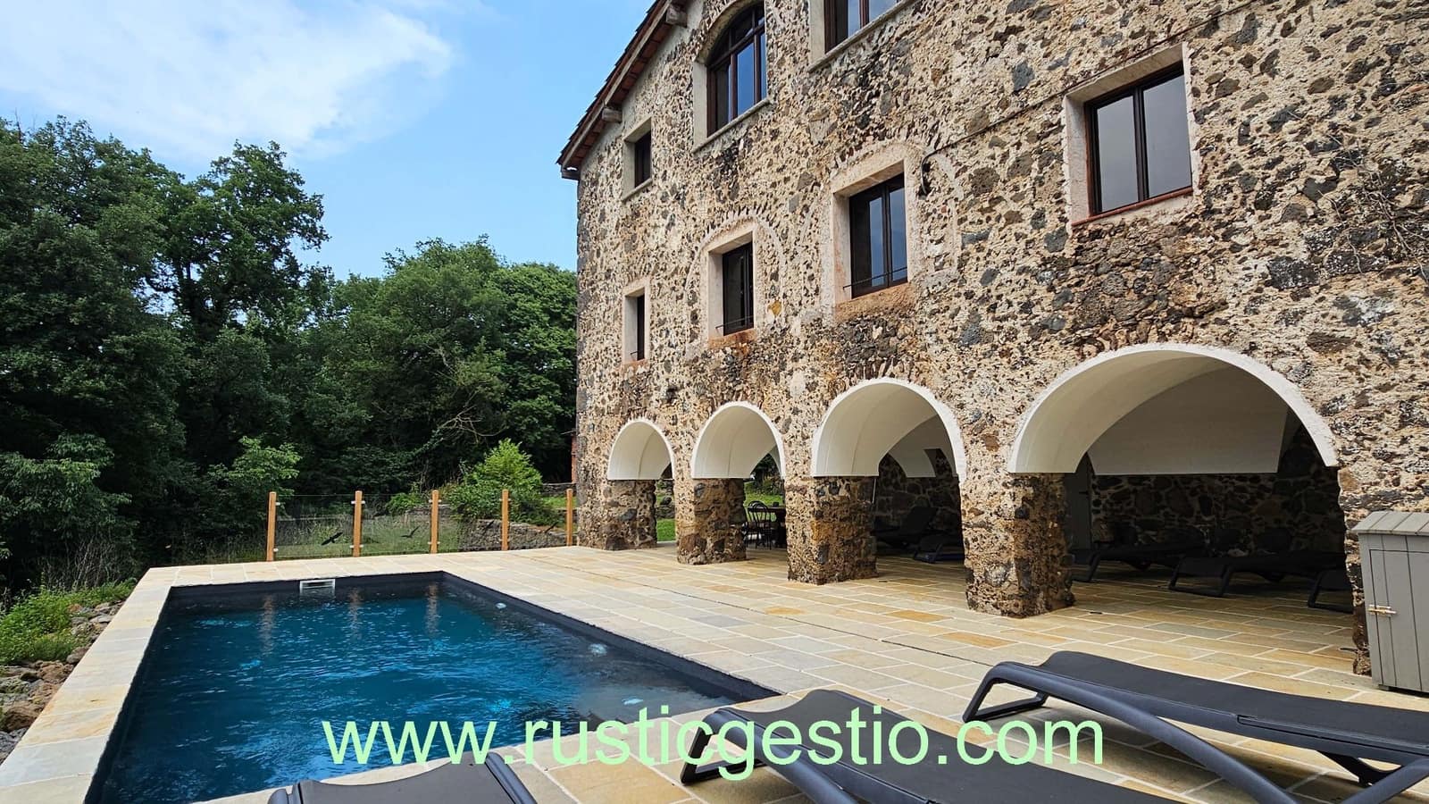 8 soveværelse Finca/Landehus til salg i Olot med swimmingpool garage - € 1.050.000 (Ref: 9168650)