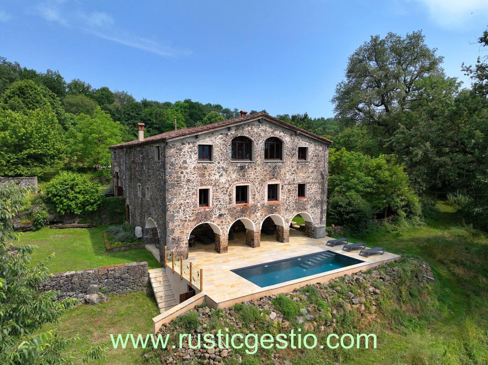 8 soveværelse Finca/Landehus til salg i Olot med swimmingpool garage - € 1.050.000 (Ref: 9168650)