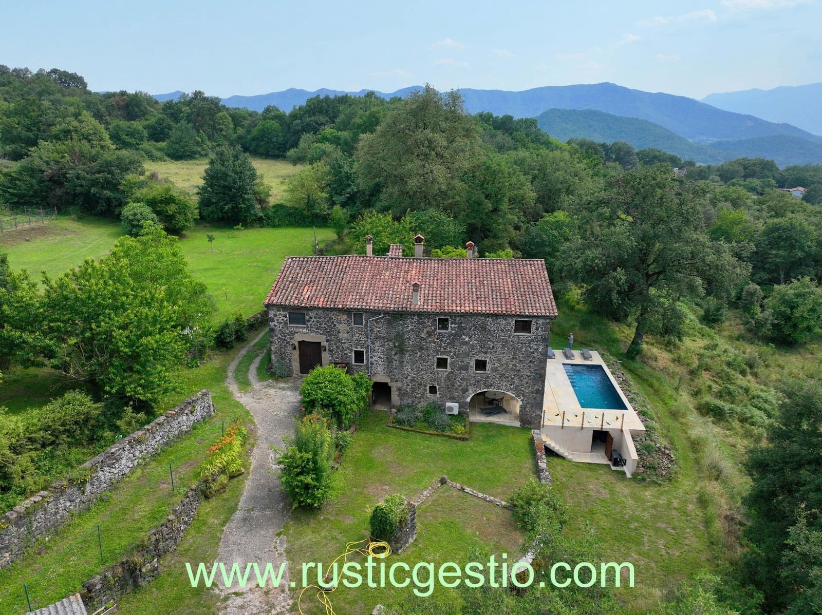 8 soveværelse Finca/Landehus til salg i Olot med swimmingpool garage - € 1.050.000 (Ref: 9168650)