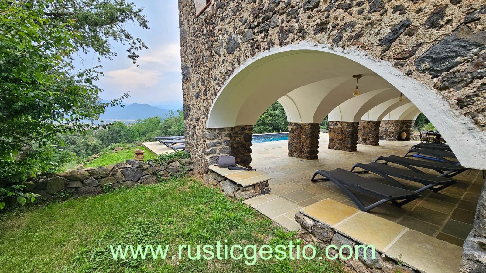 8 soveværelse Finca/Landehus til salg i Olot med swimmingpool garage - € 1.050.000 (Ref: 9168650)