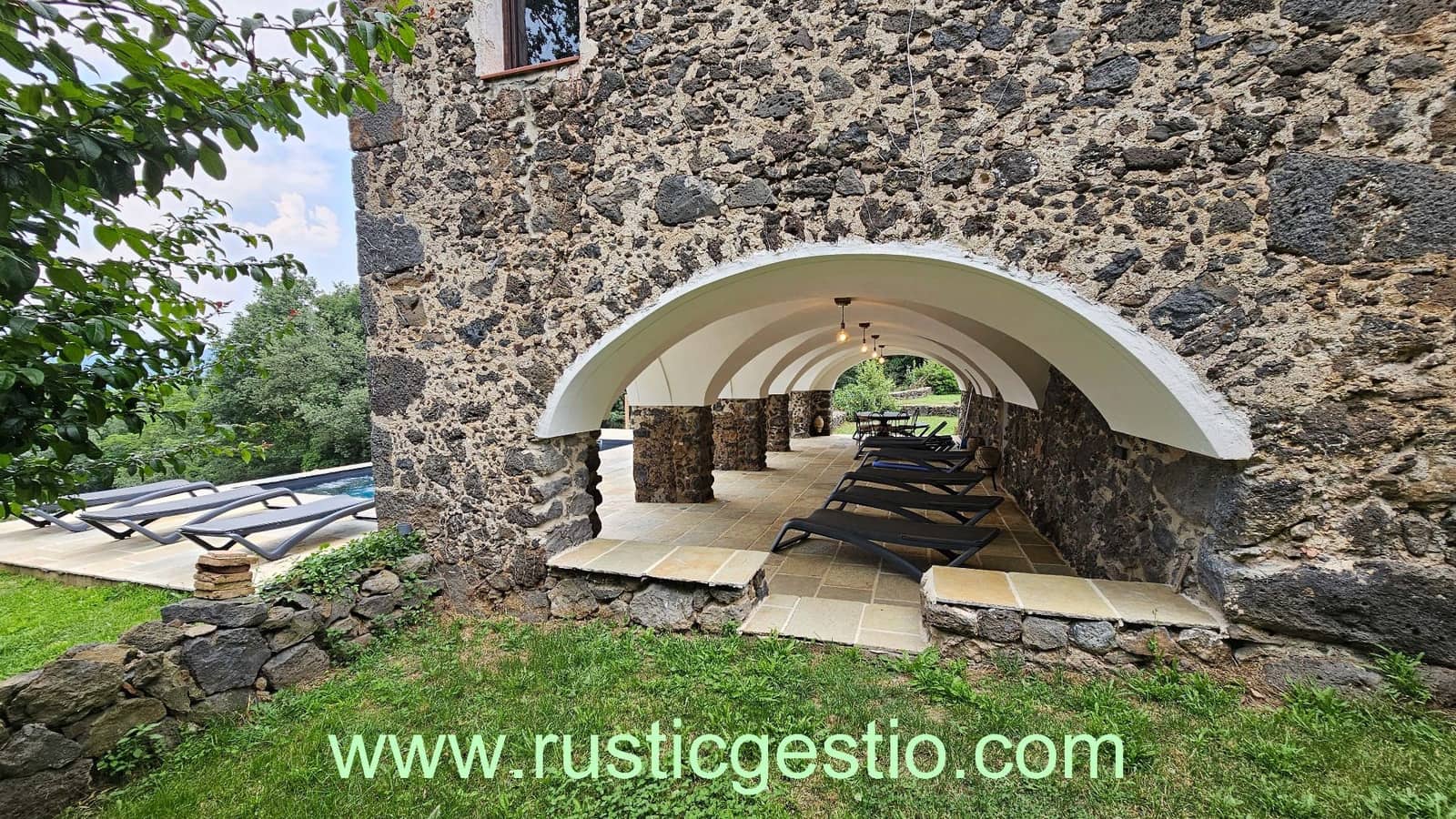 8 soveværelse Finca/Landehus til salg i Olot med swimmingpool garage - € 1.050.000 (Ref: 9168650)