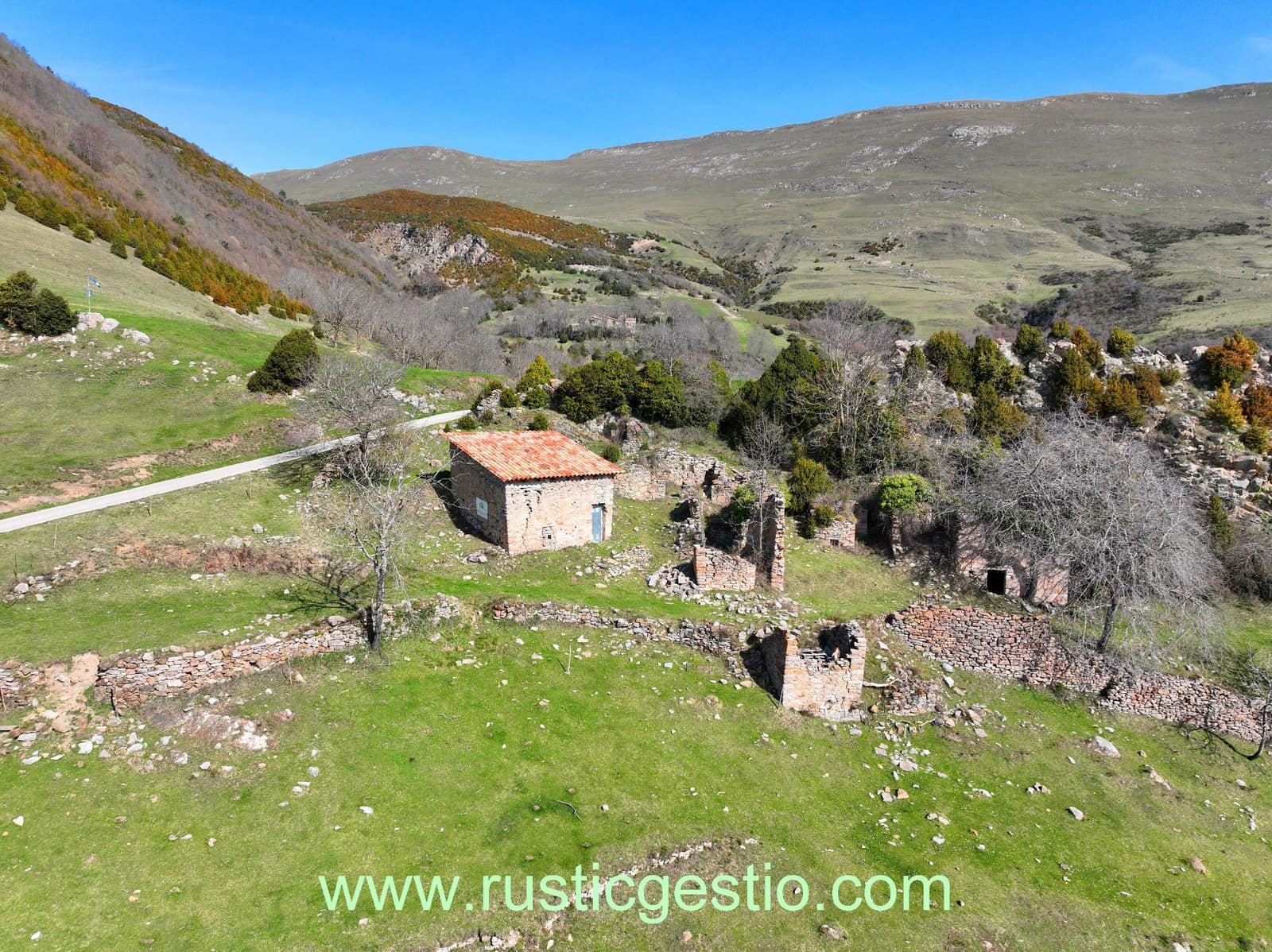 Ruin til salg i Ogassa - € 295.000 (Ref: 9168658)